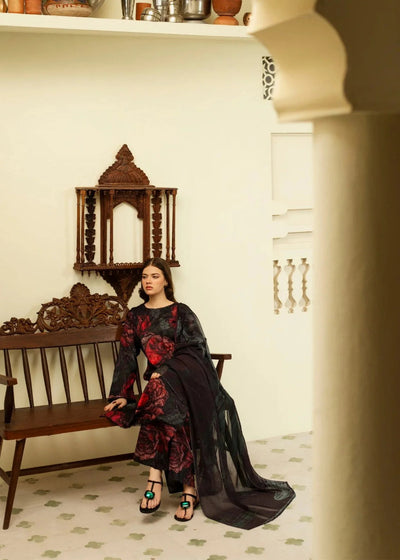 Rosé Noir – Stylish Floral Suit for Evening Glam